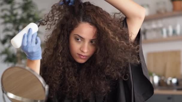 Vidéo de main de femme teignant ses cheveux à la maison. Tourné avec caméra hélium rouge en 8K - Séquence, vidéo