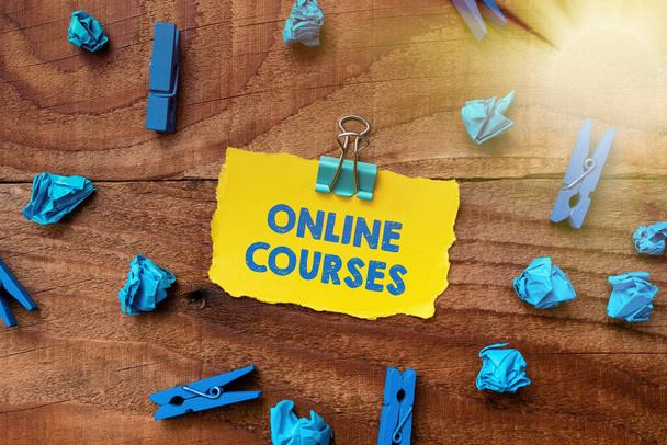 Znak tekstowy pokazujący kursy online. Internet Concept zarabianie edukacji, która jest prowadzona przez Internet Kolorowe Perpective Pozytywne myślenie Kreatywne pomysły i inspiracje - Zdjęcie, obraz