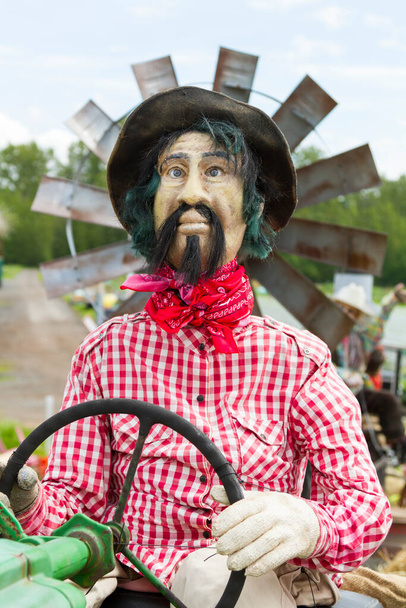 Victoria Canada - May 22,17: A "farmer" puppet on a float awaiting for the Victoria Day Parade along Douglas Street. - Fotoğraf, Görsel