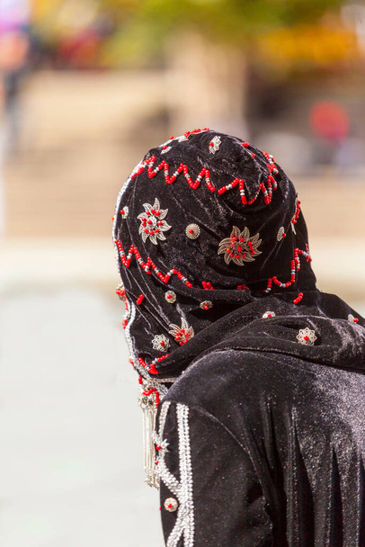 Calgary, Canada - August 10, 2014: Model showing Arab style fashion in public place at Olympic Plaza.  - Foto, afbeelding