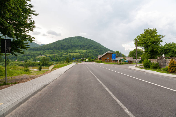  La autopista M-06 Kyiv-Chop cerca de la aldea de Korostiv - Foto, imagen