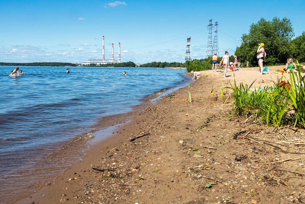Konakovo, Región de Tver, Rusia - 21 de junio de 2021, La playa con vistas al Konakovskaya GRES se encuentra a orillas del río Volga - Foto, imagen