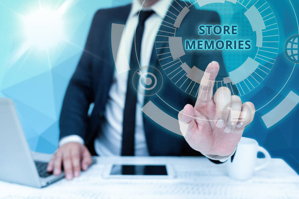 A Store Memories megjelenítése. Üzleti áttekintés a korábban megszerzett adatok bevitelének és tárolásának folyamatáról Bussiness Man Ülő asztal Laptop és telefon mutatás Futurisztikus technológia. - Fotó, kép