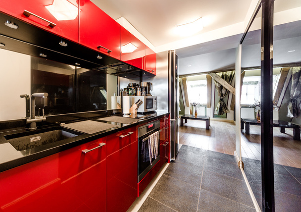 モダンな赤のキッチンのインテリア  - 写真・画像