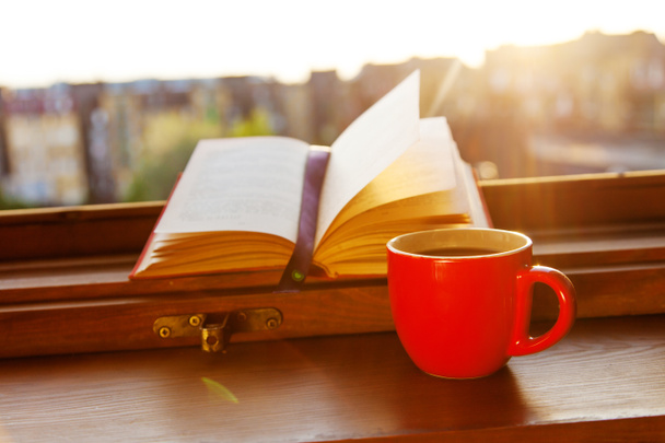 Libros y una taza de café
 - Foto, Imagen