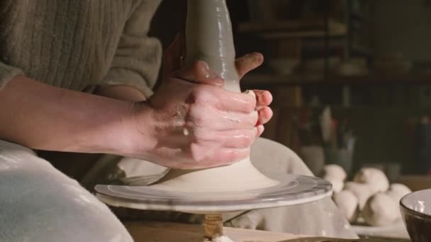 Potter Is Lifting Wet Clay Up On Potters Wheel - Filmati, video