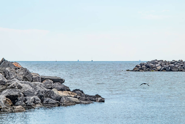 приморські скелі і морський пейзаж в природі
 - Фото, зображення
