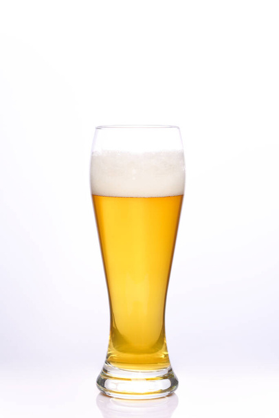 Glas helles Bier auf weißem Hintergrund. - Foto, Bild