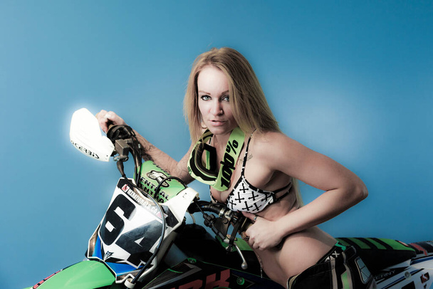 attractive young blond female model posing near bike - Foto, Bild