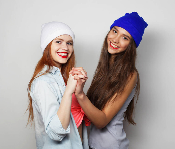 二つのファッション笑い絵の女の子の友人抱擁と楽しみを持って - 写真・画像