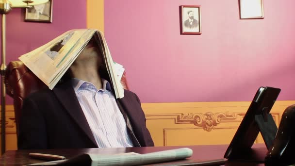 Lazy worker sleeping at workplace - Séquence, vidéo