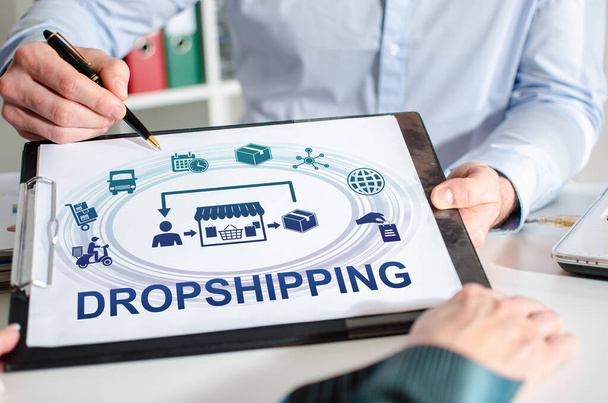 Üzletember mutatja dropshipping koncepció egy vágólapon - Fotó, kép