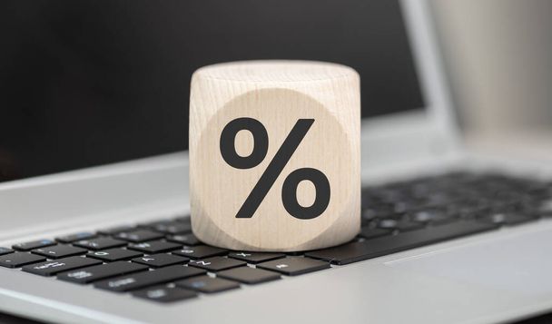 Drewniany blok z symbolem pojęcia stóp procentowych na klawiaturze laptopa - Zdjęcie, obraz