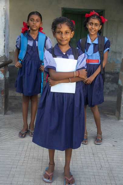 Indiai vidéki iskolás lányok iskolai egyenruhát viselnek Állva az iskolában - Fotó, kép