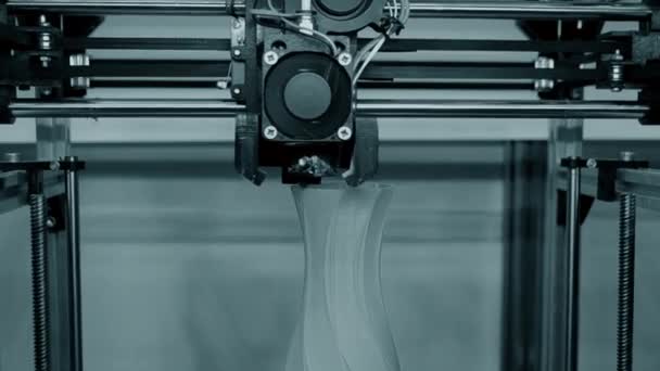 3D tiskárna funguje. Akce hlavy 3D tiskárny. Proces 3D tisku. - Záběry, video