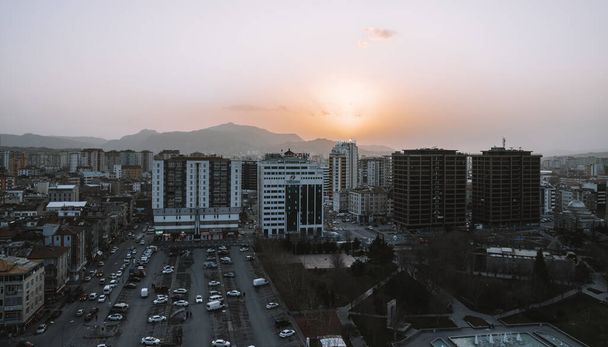 Kayseri, Turquie - 22 mars 2021 - Coucher de soleil aérien panoramique sur les gratte-ciel résidentiels et les bâtiments du centre-ville de Kayseri - Photo, image