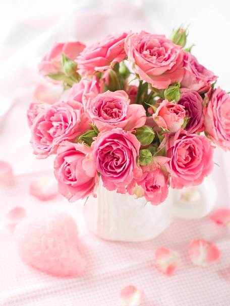 Rosas cor de rosa com vela
 - Foto, Imagem