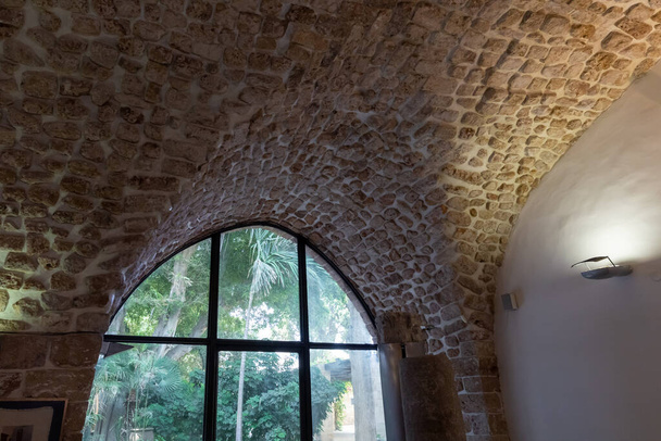 Antikes Mauerwerk aus dem 12. Jahrhundert in der Decke eines Museums in der Festung der alten Stadt Acre im Norden Israels - Foto, Bild