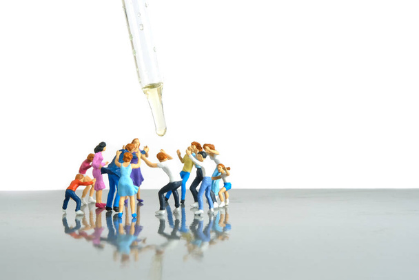 Miniaturmenschen Spielzeugfiguren Fotografie. Eine Gruppe von Menschen drängt nach Impfungen. Bild Foto - Foto, Bild