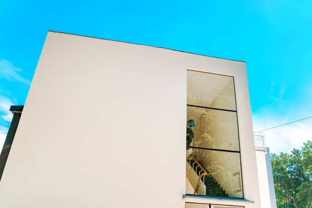 Un beau bâtiment moderne blanc avec des fenêtres panoramiques. Architecture élégante - Photo, image
