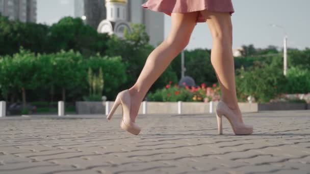 Sexy mulher de negócios bem sucedida andando no parque da cidade. Pernas femininas bonitas - Filmagem, Vídeo