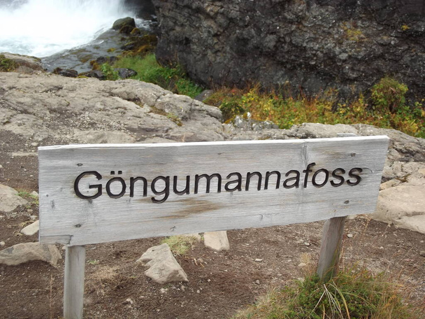 A szmál goengumannafoss a dinandi vízesés alsó része a szigeten. - Fotó, kép