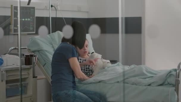 Hastane yatağında dinlenen hasta bir çocuk burun tüpü takıyor ve ameliyattan sonra iyileşiyor. - Video, Çekim