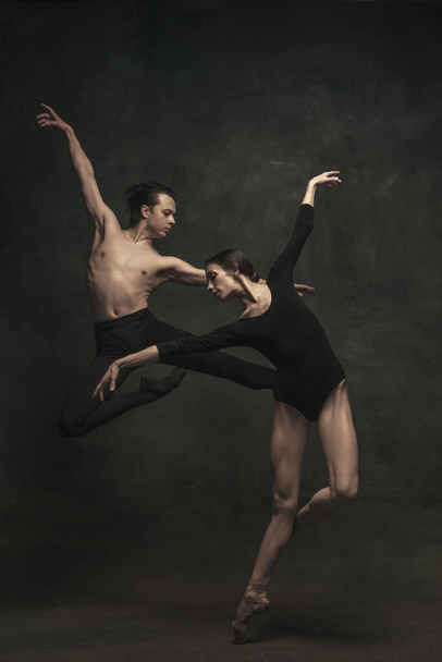 Gyönyörű kecses nő és férfi, balett táncosok művészeti előadás tánc elszigetelt sötét háttér - Fotó, kép