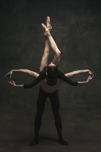 Schöne anmutige Frau und Mann, Balletttänzer in Kunst Performance Tanz isoliert vor dunklem Hintergrund - Foto, Bild