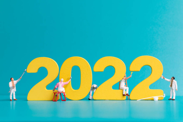 Miniatűr emberek munkás csapat festmény száma 2022, Boldog új évet koncepció - Fotó, kép