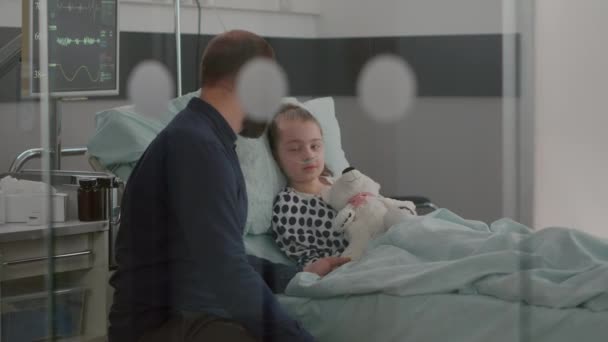 Πατέρας κρατώντας άρρωστο χέρι κόρη εξηγώντας φαρμακευτική αγωγή κατά της ιατρικής ασθένειας - Πλάνα, βίντεο