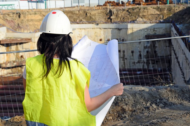 genç kadın mimar yapı inşaat sahasında - Fotoğraf, Görsel