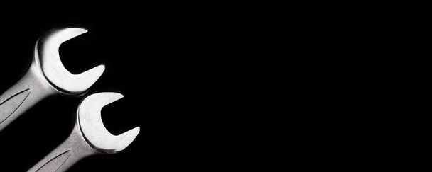 Két acélkulcs elszigetelve fekete háttéren. Széles panorámás transzparens fénymásoló felülettel - Fotó, kép