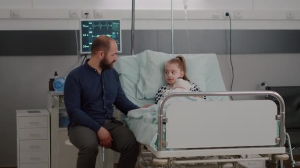Νοσοκομειακή άρρωστη κόρη που αναπαύεται στο κρεβάτι φορώντας οξυγόνο ρινικό σωλήνα μετά από ιατρική χειρουργική επέμβαση - Πλάνα, βίντεο