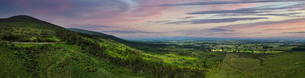 Panoramiczny widok na przełęcz Vee, skręt w kształcie litery V na drodze prowadzącej do luki w górach Knockmealdown w hrabstwie Clogheen Tipperary, Irlandia - Zdjęcie, obraz