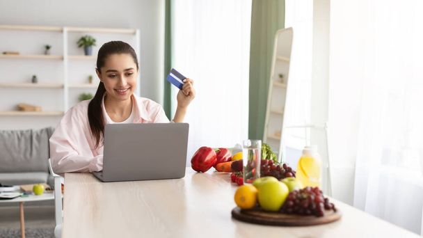 Mujer de compras en línea utilizando el ordenador portátil y tarjeta de crédito - Foto, Imagen