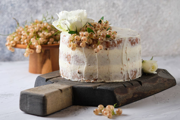 Krem peynirli ve üzümlü ev yapımı kek. Çiçeklerle süslenmiş güzel bir tatlı.. - Fotoğraf, Görsel