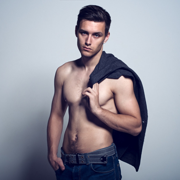 sexuální svalnaté tělo nahé elegantní sportovní košili polonahá sportovní chlap macho muže s nahý trup v džínách - Fotografie, Obrázek