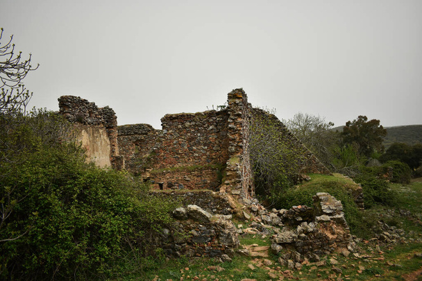 Руїни покинутого монастиря з зруйнованими стінами на півдні Іспанії. - Фото, зображення