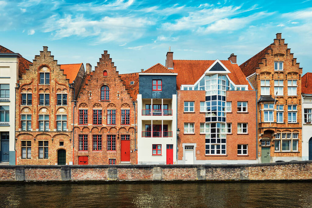 Brugge Kanalı ve eski evler. Bruges, Belçika - Fotoğraf, Görsel