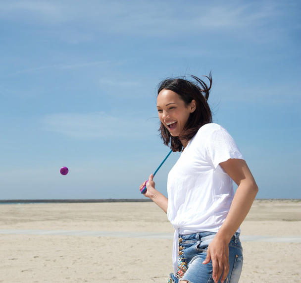 浜のテニスをしている女性 - 写真・画像