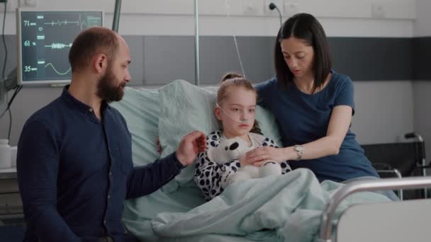 Άρρωστη κόρη με οξυγόνο ρινικό σωλήνα αναπαύεται στο κρεβάτι μετά από χειρουργική επέμβαση λοίμωξης ασθένειας - Πλάνα, βίντεο