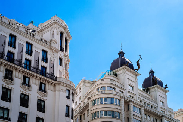 Historické obytné budovy v Gran Via Avenue v Madridu - Fotografie, Obrázek