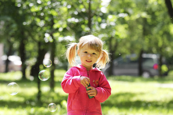 Menina com bolhas de sabão
 - Foto, Imagem