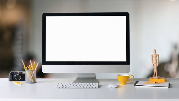 Falsificare computer schermo bianco e fotocamera con forniture di design sulla scrivania bianca. - Foto, immagini