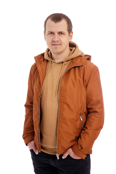 retrato de hombre guapo en chaqueta marrón aislado sobre fondo blanco - Foto, imagen