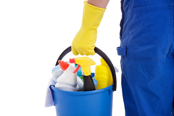 conceito de serviço de limpeza profissional - balde com equipamento de limpeza na mão masculina isolado em fundo branco - Foto, Imagem