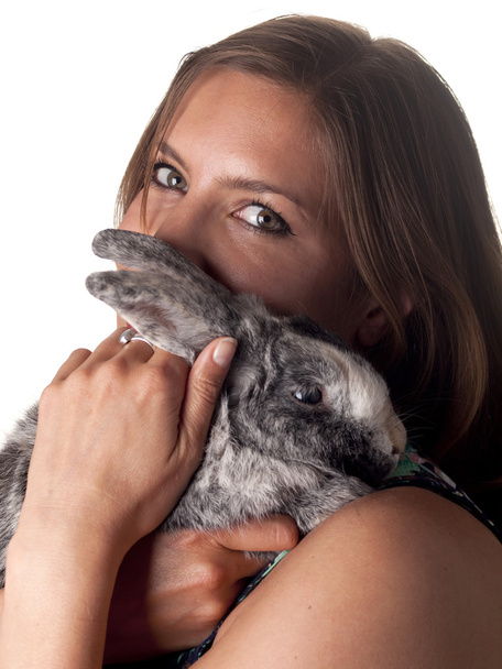 Sorrindo bela morena segurando e acariciando seu coelho
 - Foto, Imagem