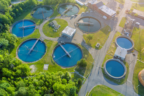 Modern kentsel atık su arıtma tesisinin havadan panoramik görüntüsü istenmeyen kimyasalları temizleme işlemidir. - Fotoğraf, Görsel