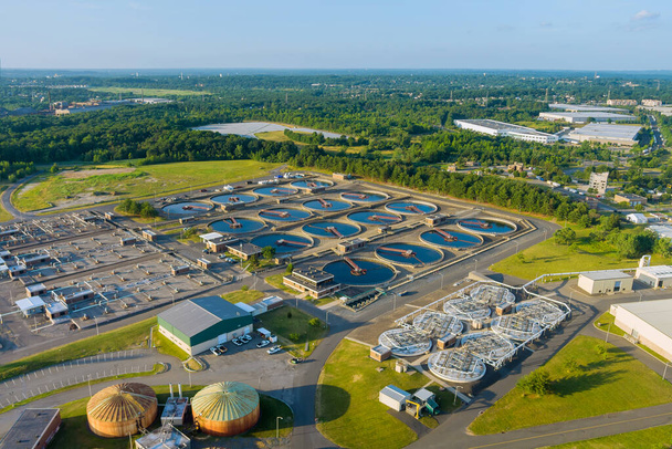 Vista aérea superior de los tanques de purificación de la planta de tratamiento de aguas residuales moderna en la estación de reciclaje de agua - Foto, Imagen